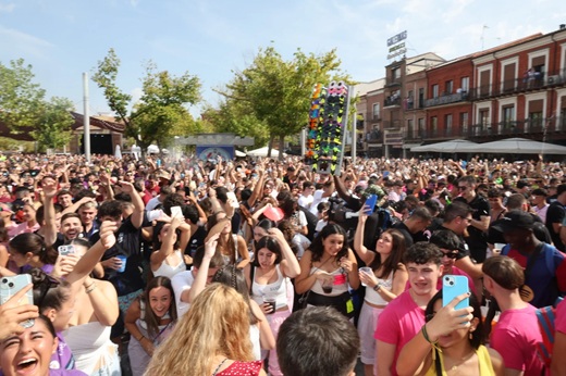 Colocación de la bandera de las Fiestas de San Antolin 2024. A. Mingueza